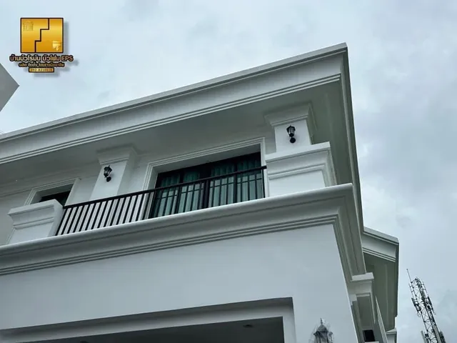 ระเบียงบ้านพร้อมกรอบบัวและบัวเชิงชายโดยรอบ
