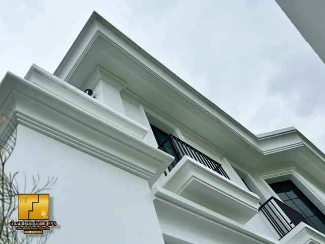 รายละเอียดบัวเชิงชายและกรอบระเบียงมองจากด้านล่าง