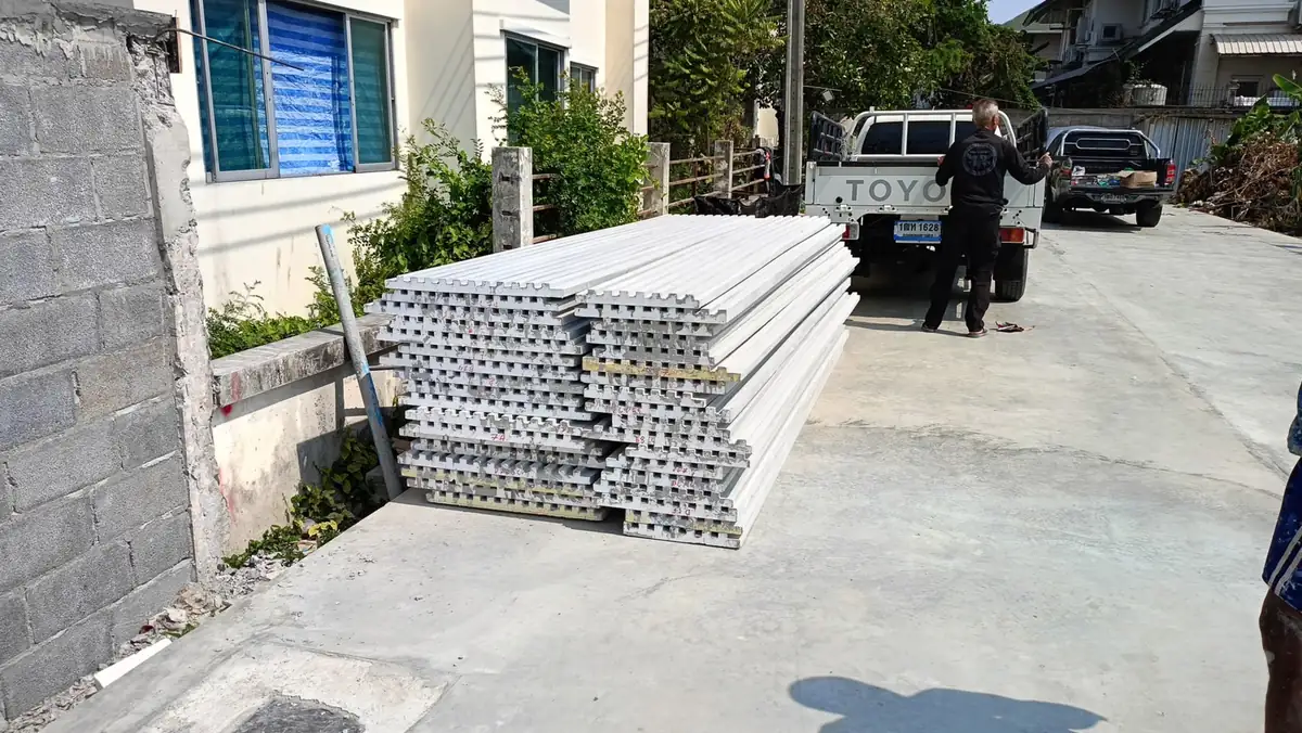 เส้นบัวโฟม EPS วางเรียงรอขึ้นรถกระบะเพื่อจัดส่งไปหน้างาน